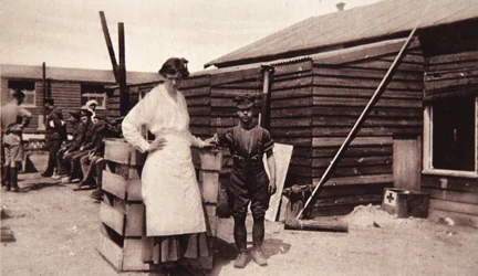 Lady Angelas företag: vid hennes badhus inom ljudet av vapen, från The Illustrated War News, 1916 (sepiafoto)